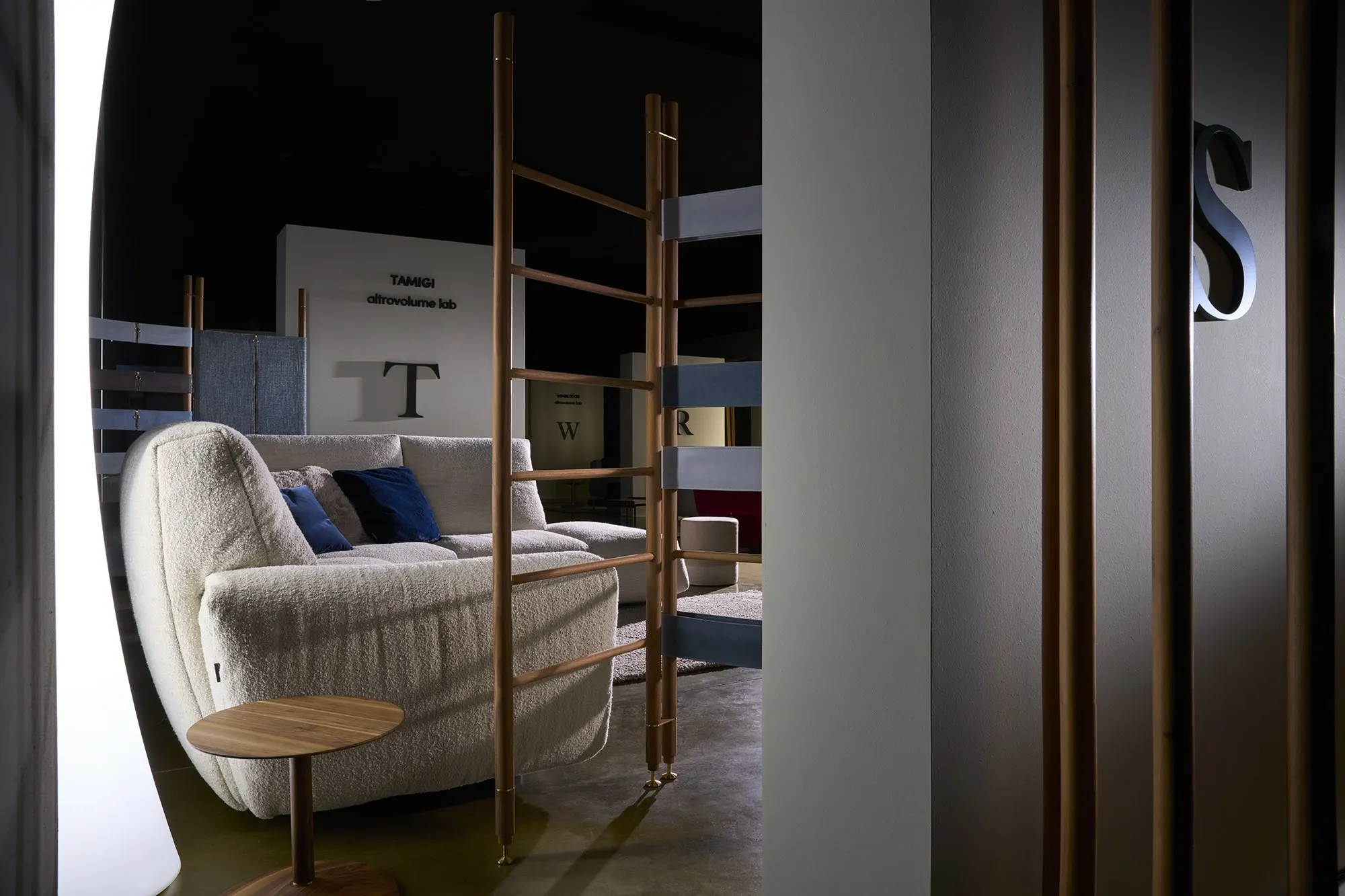 Paraván Altromodo a stolík Celato pri sedačke v showroome Altrovolume, dizajn Gumdesign