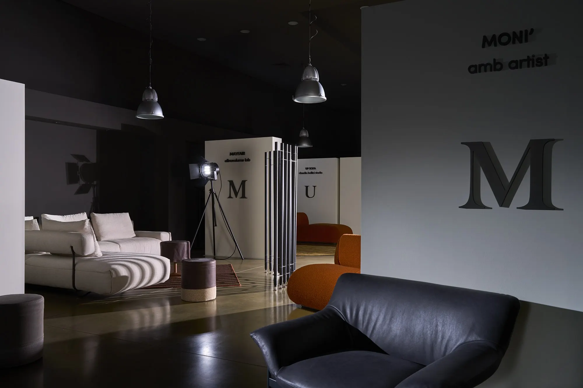 Lenoška Blinder od Archirivolto v showroome Altrovolume, za ňou sedačky Mayfair a Up Sofa