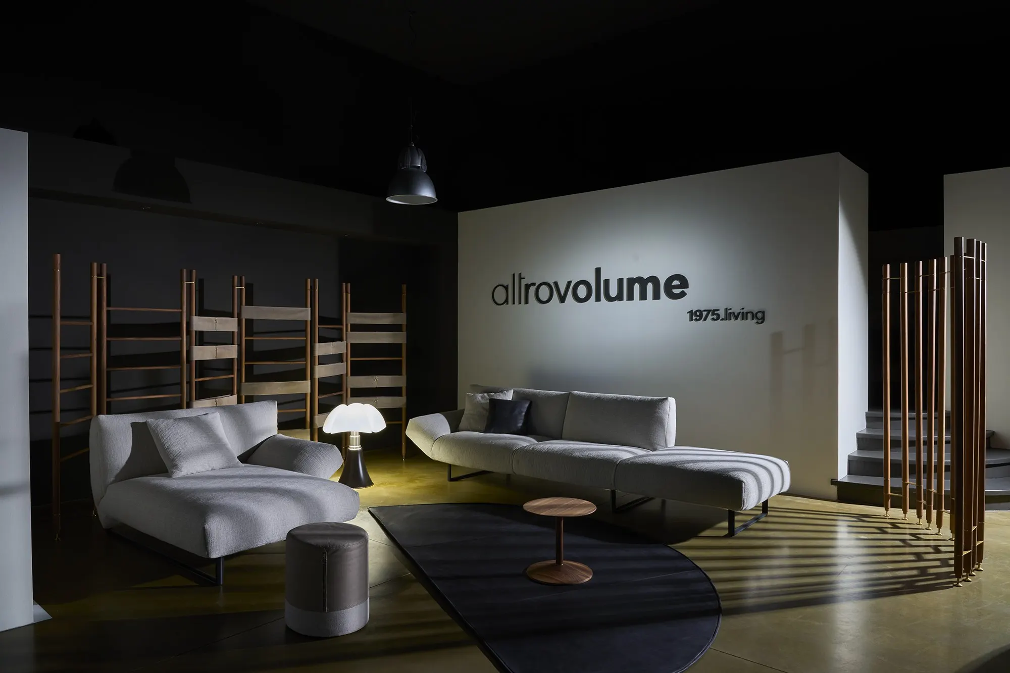 Showroom Altrovolume v Quarrate: sedačka Mayfair, paravány Altromodo a Altrolato, puf Celato