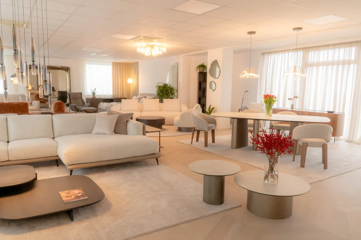 Showroom Pooza v dennom svetle: sedačky, jedálenský stôl a svietidlá