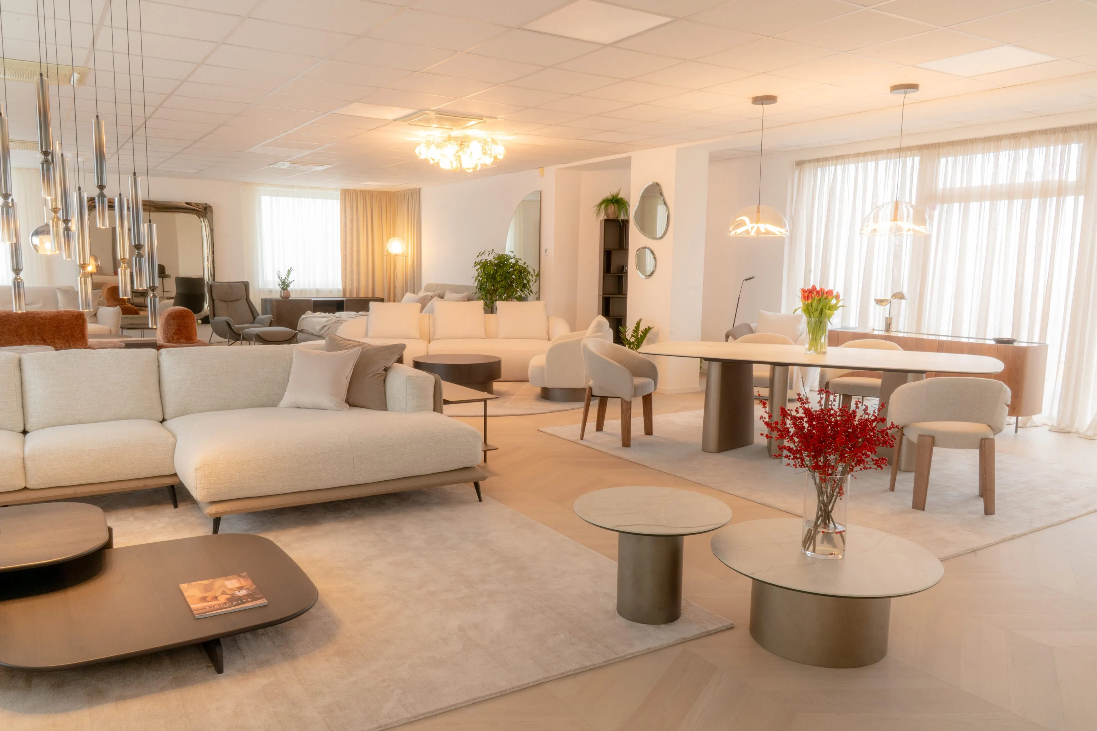 Showroom v dennom svetle, pohľad cez sedacie zóny