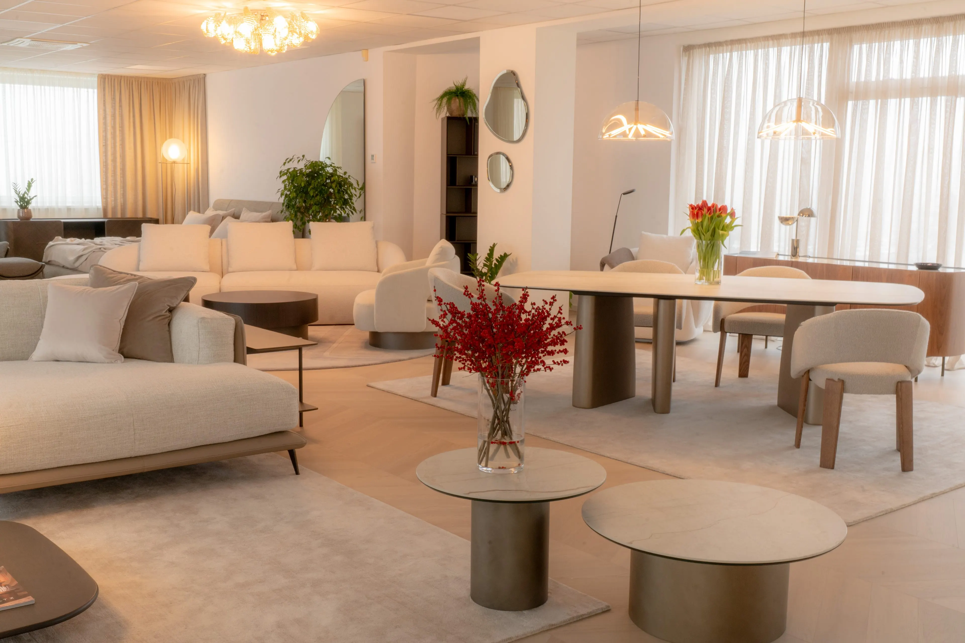 Symetrický pohľad cez celý showroom Pooza